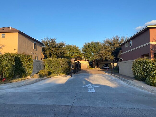 Building Photo - 9813 Sandhill Dr