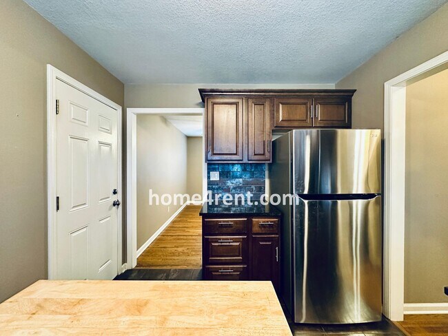 Building Photo - Beautifully Updated Home in Prime Overland...