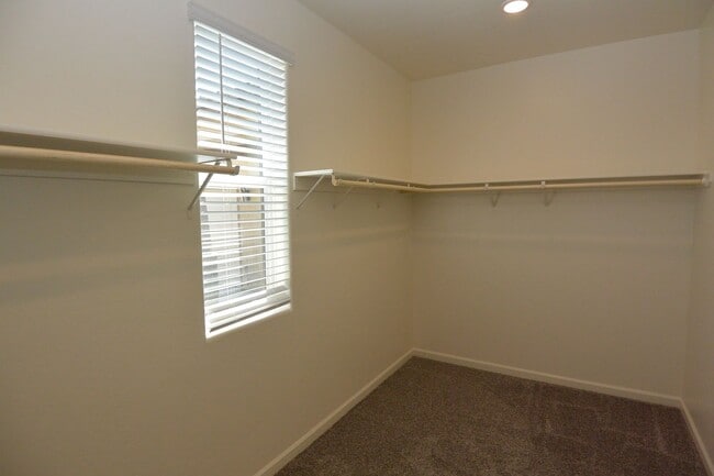 Building Photo - Newer northwest Visalia home in Ashton Park Gated Community