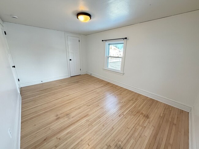 Building Photo - Remodeled 2 Bedroom - AVAILABLE 08/07/2026