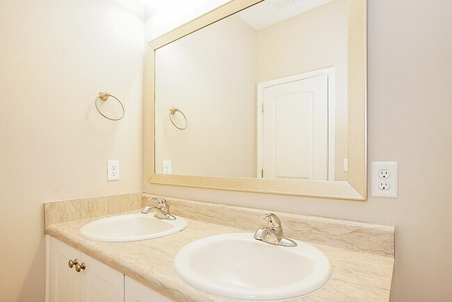 Building Photo - Cozy 4 Bedroom Home in Thomson, GA