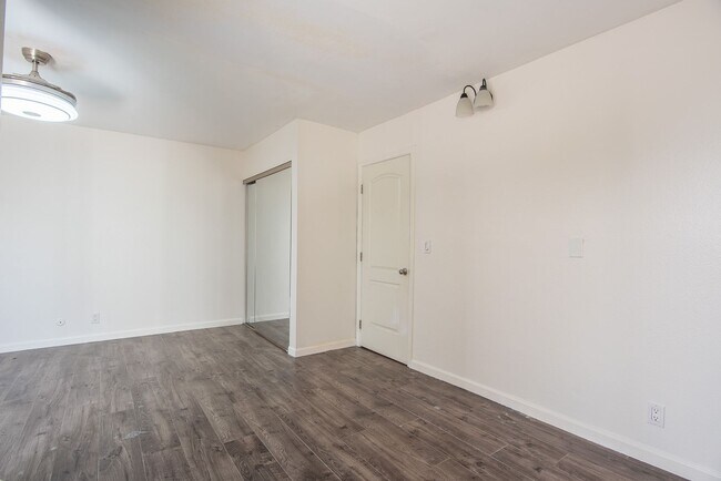 Building Photo - 1 Bedroom 1 Bathroom Townhouse Available For Rent In Mission Valley!