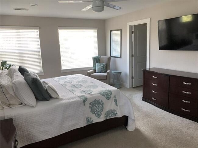 Building Photo - Four Bedroom Townhome with 2-car Garage Available for Rent in Longmont