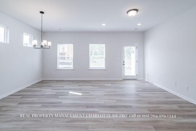 Building Photo - Modern Brand-New Built 3BR Townhome Near Uptown