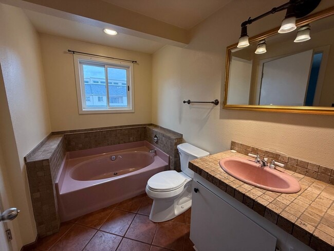 Building Photo - 2 Bed/2.5 Bath Townhome with Garage, Pool and Tennis Court