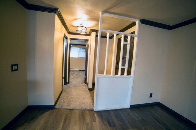 Building Photo - Quiet Top Floor 1 Bedroom Condo in Gated Tukwila Community