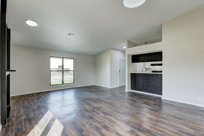 Building Photo - Home Like Living at Apartment Prices