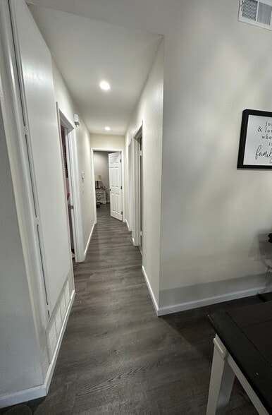 Hallway to rooms/bathrooms/ restrooms - 722 W Vineyard Ave