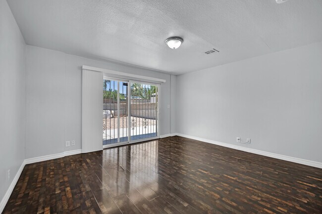 Building Photo - 2221 Santa Clara Dr