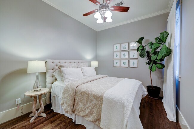 Building Photo - 1126 W 17th St