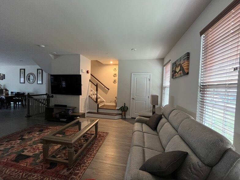 Building Photo - 221 Bamboo Dr