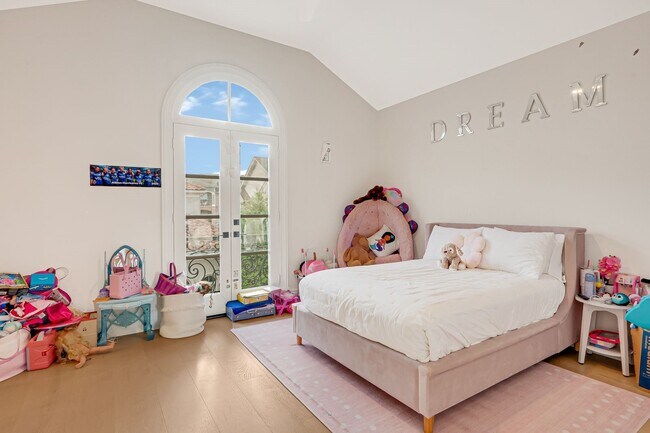 Building Photo - 2706 Tudor Manor