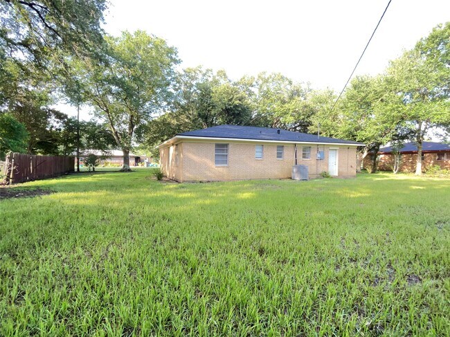 Building Photo - 409 La Bradford Dr