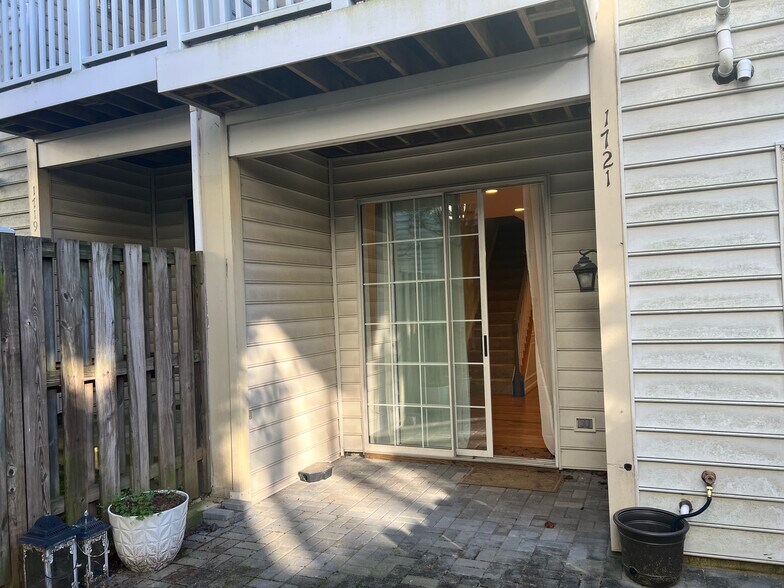 back door - 1721 Kingsgate Ct