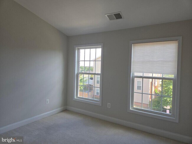 Building Photo - 25550 Oak Medley Terrace