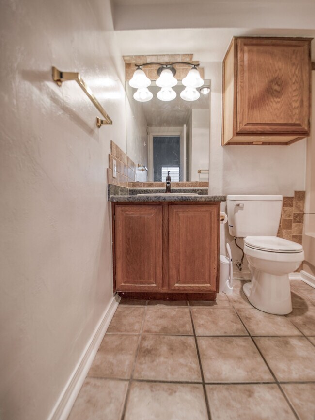 Building Photo - 11130 Stratford Dr