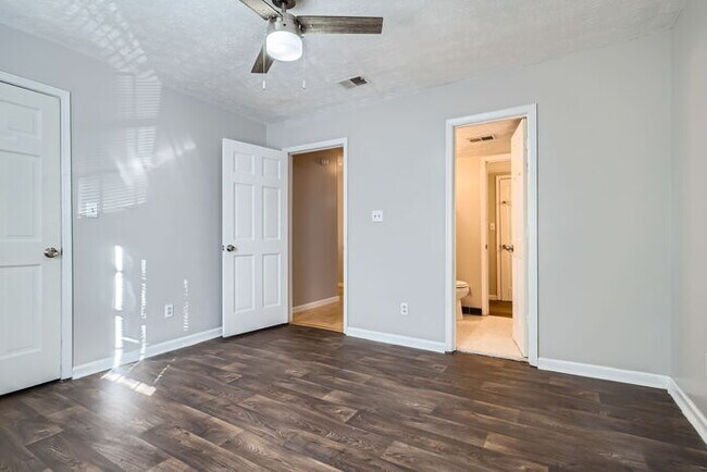 Building Photo - Charming 2-Bedroom Town Home for Rent in M...