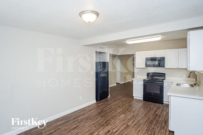 Building Photo - 5060 E Newton Dr