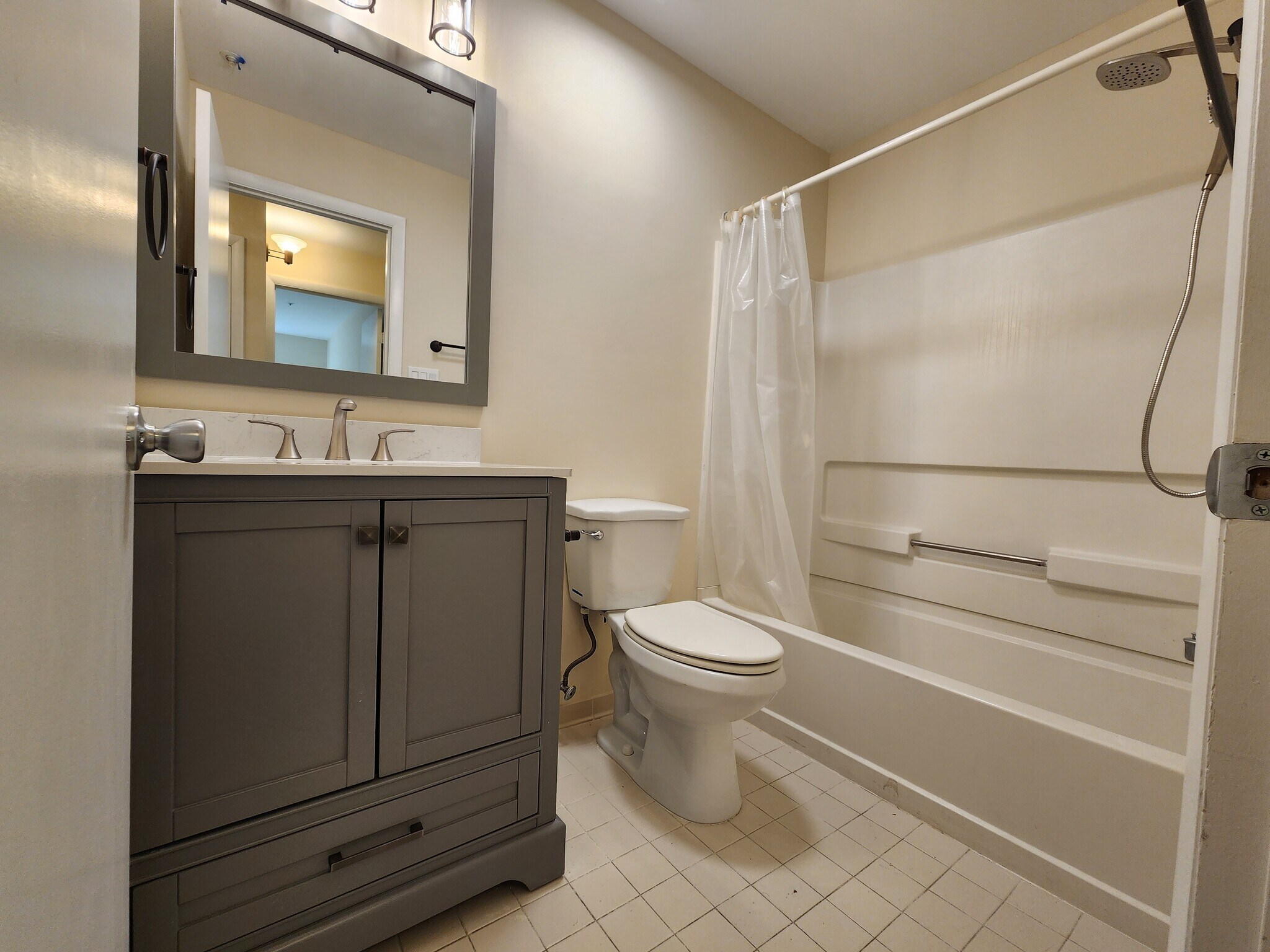 Hallway bath - 7908 Pearlbush Dr