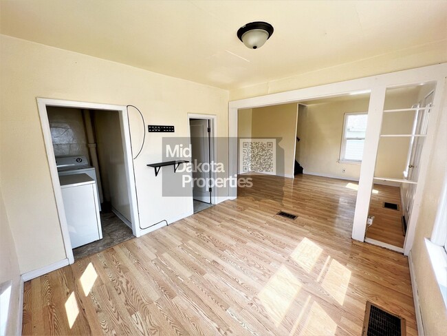 Building Photo - 403 S 1st- 3 bedroom house in Parkston