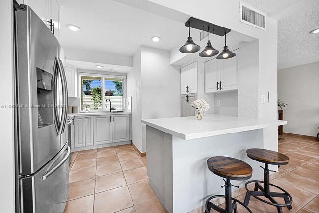Building Photo - 9133 Fontainebleau Blvd
