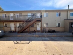 Building Photo - Bright End-Unit Condo – 2 Bed/1 Bath, Single-Level, No Stairs!