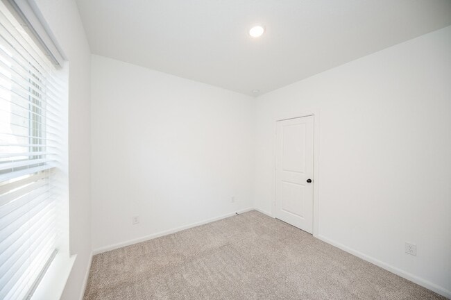 Building Photo - 42514 Summer Crst Rd