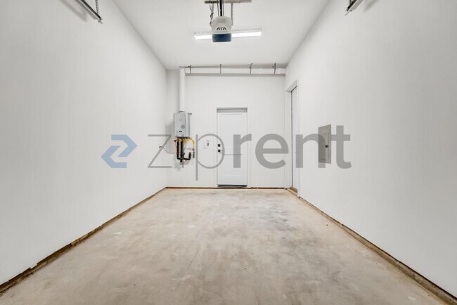 Building Photo - 2000 Riverside Farms Rd