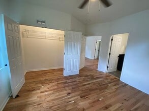 Building Photo - 610