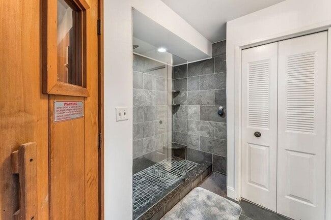 Building Photo - 2110 Harmon Cove Tower