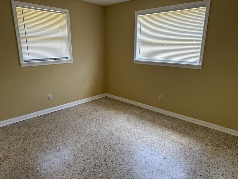 Building Photo - 6067 Longchamp Dr