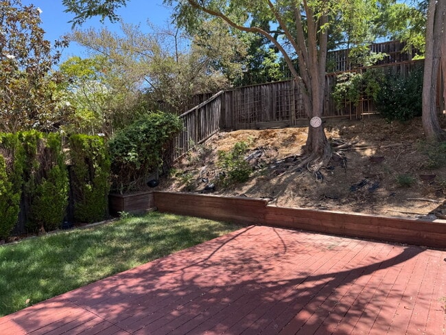 Building Photo - Well Kept 3 Bedroom, 2.5 Bath Home in High...