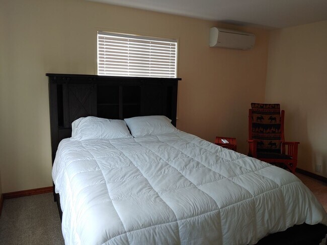 Building Photo - Fully Furnished Executive Sander's Beach Rental