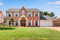 Building Photo - Executive Pool Home in Prestigious Lake Lo...
