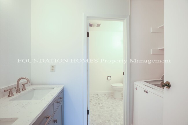 Building Photo - 2bed Townhouse Loft in Sycamore Park - FOU...