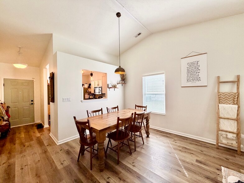 Building Photo - 3230 Monterey Dr