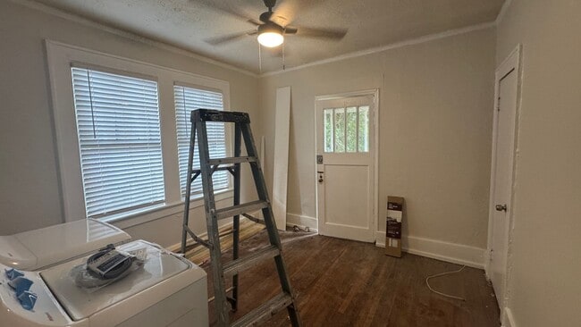 Building Photo - Single Family Home - Three Bedroom Under R...