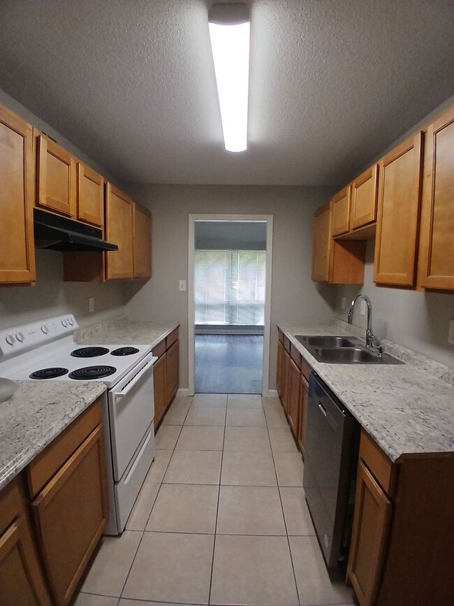 Building Photo - Newly Refreshed 3 bedroom 2 bath Duplex - Open To Section 8