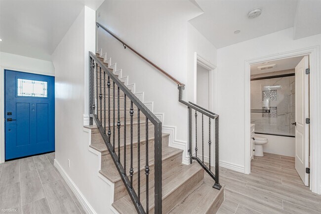 Building Photo - 3 br, 3 bath Duplex - 10224 La Reina Avenu...