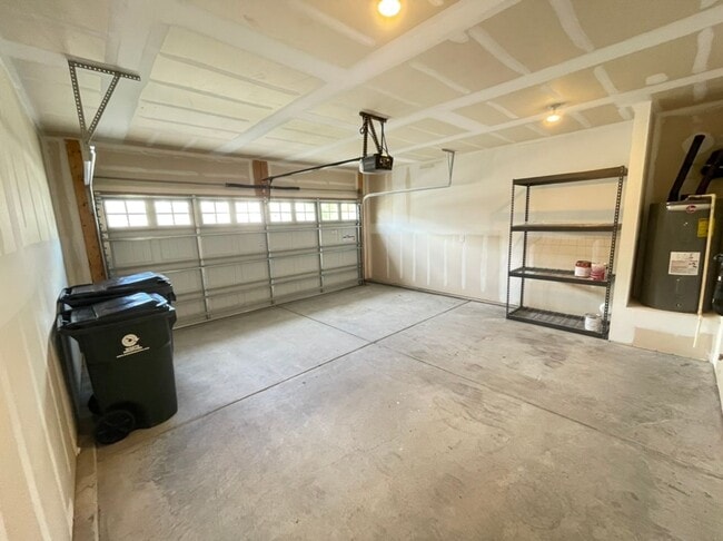 Building Photo - Like new 3 Bedroom townhouse with 2 car garage
