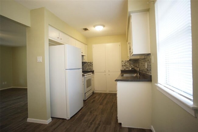 Building Photo - 12725 Dakota Ln