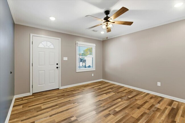 Building Photo - Charming 3-Bedroom Ranch in a Convenient L...