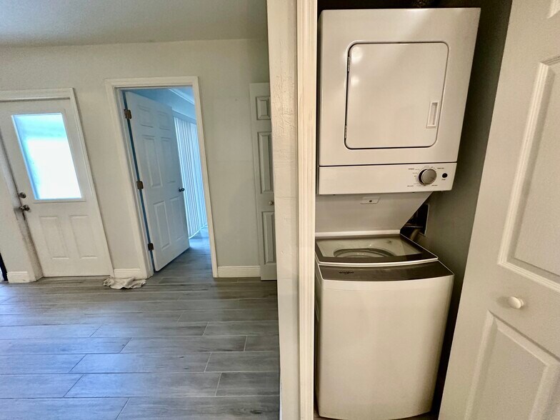 Building Photo - 6300 Royal Woods Dr