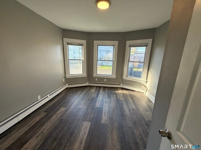 Building Photo - 402 Allen St