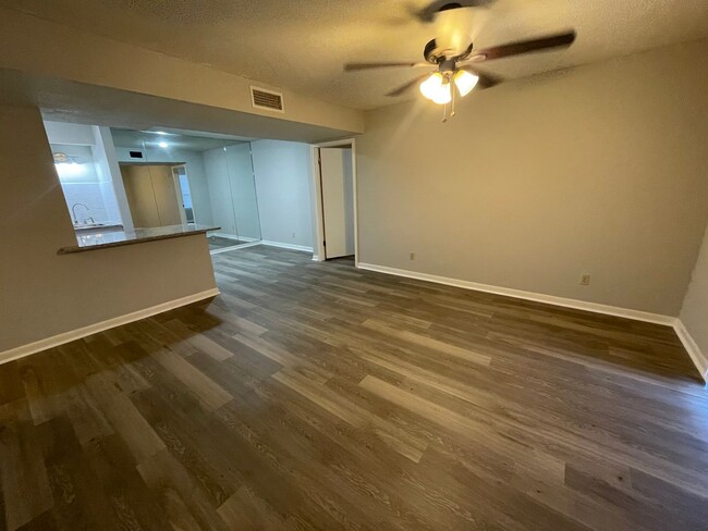 Building Photo - AUGUST MOVE IN - 2 Bedroom 2 Bathroom on t...