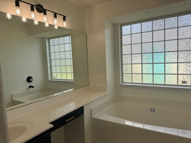 Building Photo - 4 BED / 2 BATH CENTRALLY LOCATED IN FORT WALTON BEACH