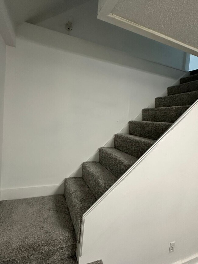 Building Photo - Newly Renovated 3 Bedroom Home