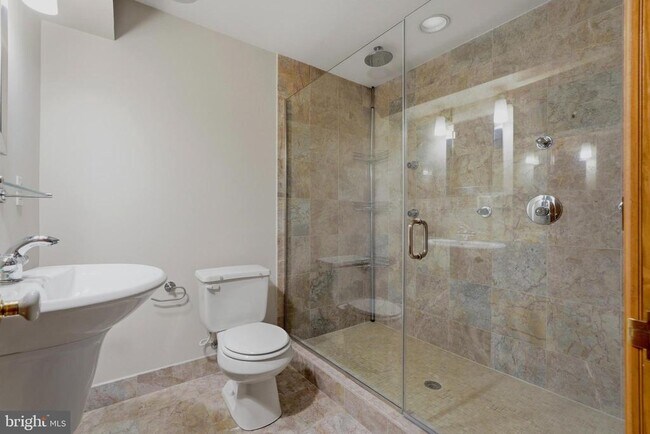 Building Photo - 1002 N St NW