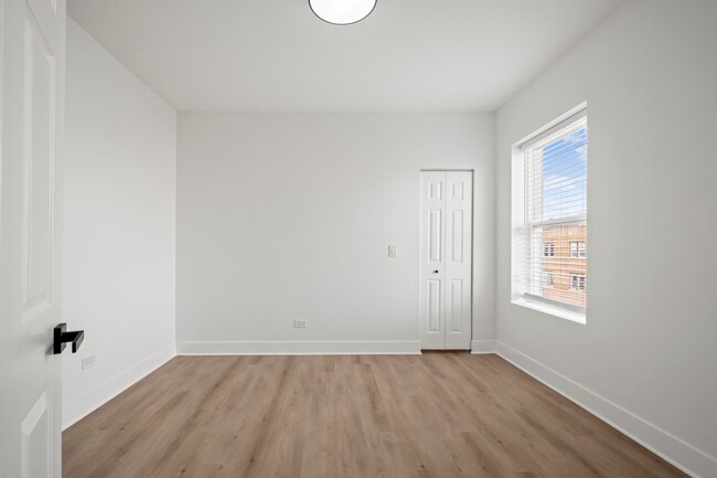 Building Photo - 3049 W Berteau Ave