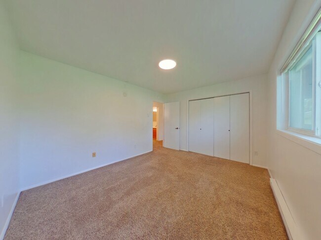 Building Photo - 2 bedroom 1 bathroom apartment in the heart of town!